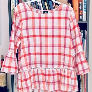 Bell-sleeve linen-look top with ruffled waist. Size XL